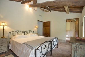 6 bedrooms, iron/ironing board, travel cot, free WiFi