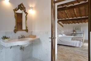 6 Schlafzimmer, Bügeleisen/Bügelbrett, Reisekinderbett, kostenloses WLAN