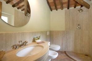 Een bad, een haardroger, een bidet