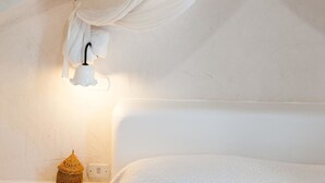A bedroom with a bed, a bedside lamp, a small decorative item, and a white door. - Country Resort in Torre Suda with 1 bedrooms sleeps 3 (Torre Suda)