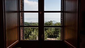 A room with a large window offering a view of a green landscape and distant hills. - Villa in Lisciano Niccone with 5 bedrooms sleeps 10 (Lisciano Niccone)