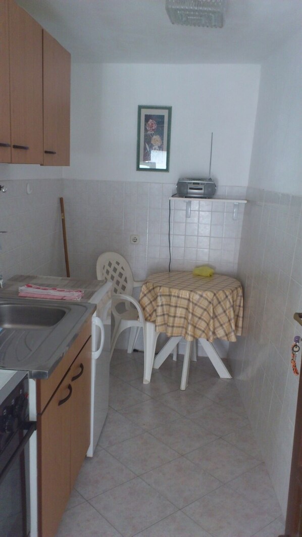 Fridge, oven, stovetop