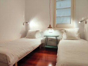 2 slaapkamers, een bureau, een strijkplank/strijkijzer, wifi