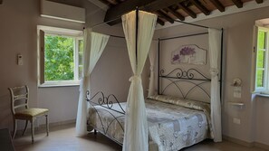 2 bedrooms, iron/ironing board, free WiFi