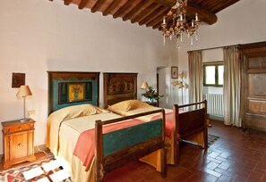 4 chambres, fer et planche à repasser, lit de bébé portatif