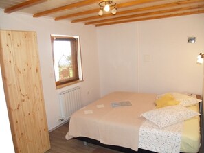 Een strijkplank/strijkijzer, gratis wifi, beddengoed