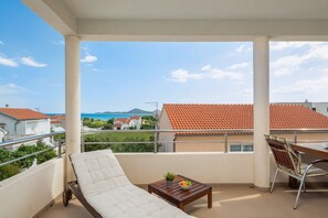 Property grounds - Apartment in Vodice with Seaview, Terrace, Air condition, WIFI (94-5) (Vodice)