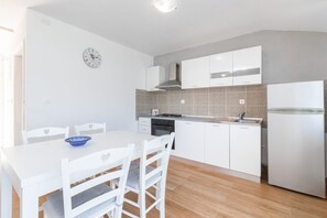 Kühlschrank, Ofen, Herdplatte, Geschirrspüler