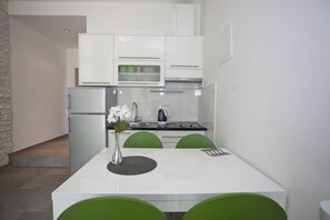 Fridge, stovetop, dishwasher, coffee/tea maker