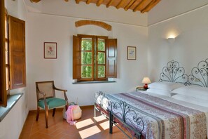 6 bedrooms, iron/ironing board, travel cot, free WiFi