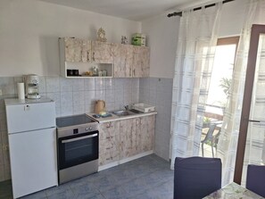 Fridge, oven, stovetop, coffee/tea maker
