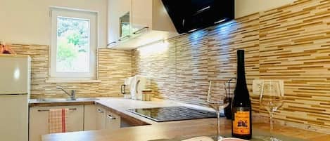 Een koelkast, een oven, een kookplaat, een vaatwasser