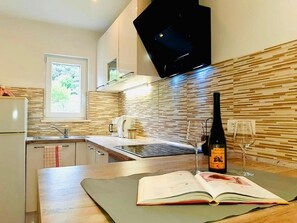 Fridge, oven, dishwasher, coffee/tea maker