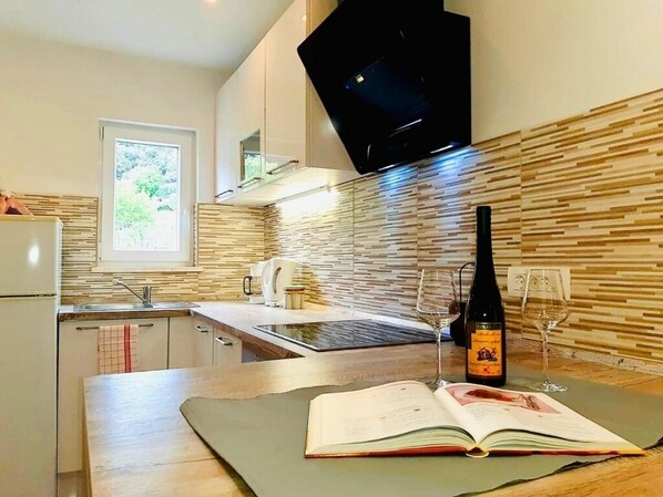 Fridge, oven, stovetop, dishwasher