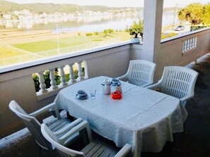 Outdoor dining - Apartment in Supetarska Draga with Seaview, Balcony, Air condition, WIFI (4325-3) (Supetarska Draga)