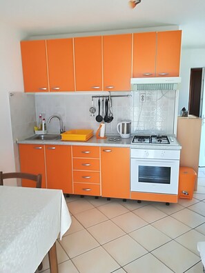 Een koelkast, een magnetron, een oven, een kookplaat