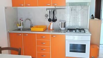 Kühlschrank, Mikrowelle, Ofen, Wasserkocher mit Kaffee-/Teezubehör