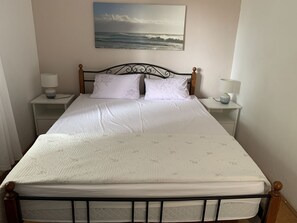 Tabla de planchar con plancha, wifi gratis y ropa de cama 