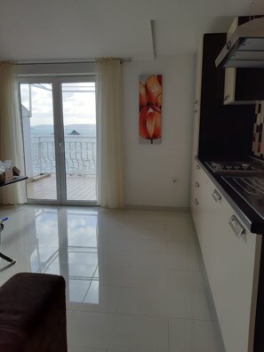 Réfrigérateur, micro-ondes, plaque de cuisson, lave-vaisselle