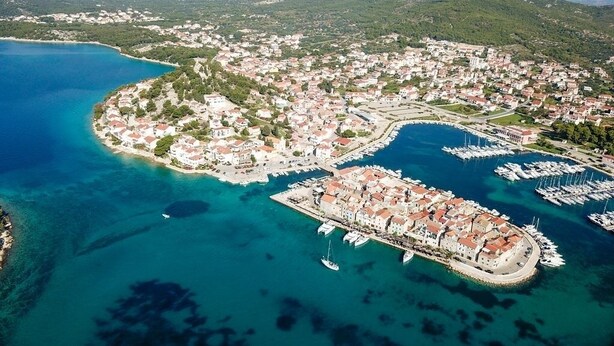 An aerial view of a coastal town with a marina, surrounded by hills and a clear blue sea. - Apartment in Tribunj with Seaview, Terrace, Air condition, WIFI (4265-1) (Tribunj)