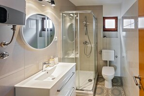 Shower, towels - Apartment in Rogoznica with Terrace, Air condition, WIFI, Dishwasher (3338-2) (Rogoznica)