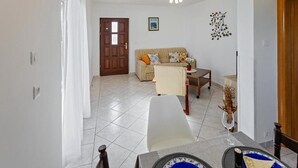 A living room with a sofa, a coffee table, and a dining table set for two. - Apartment in Rogoznica with Terrace, Air condition, WIFI, Dishwasher (3338-2) (Rogoznica)