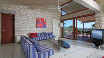 Een televisie en een dvd-speler