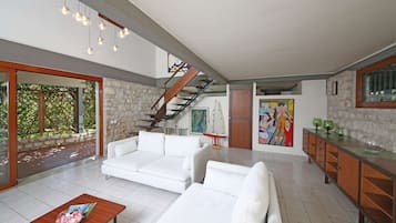 Een televisie en een dvd-speler