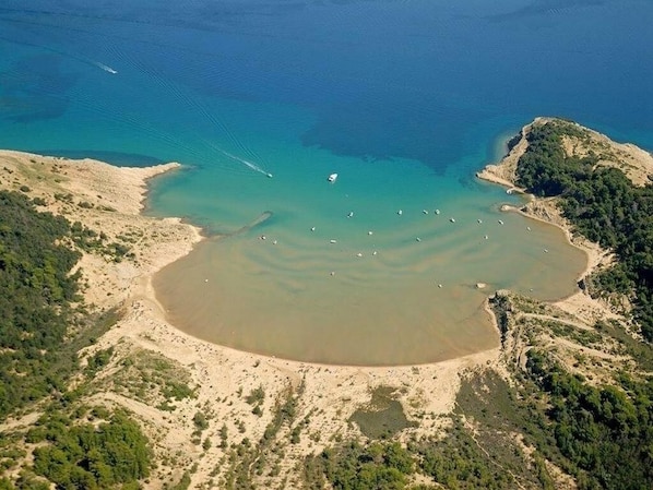Una playa cerca