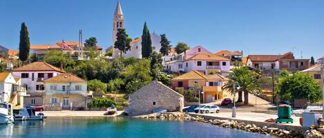 Parkplätze auf dem Gelände