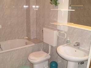 Bathtub, towels