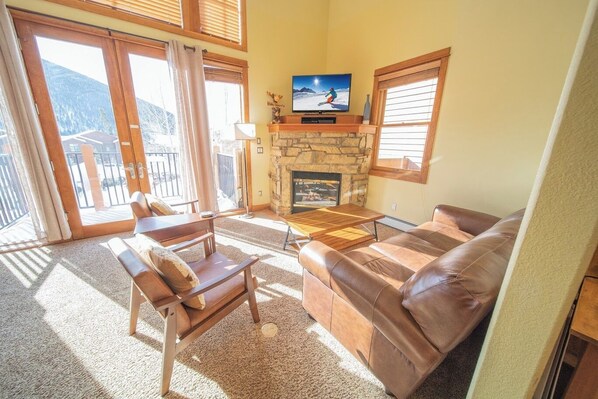 Smart TV, fireplace