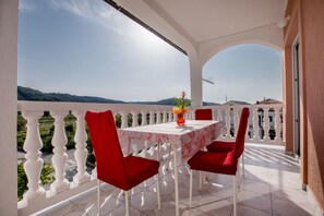 تناول الطعام بالخارج