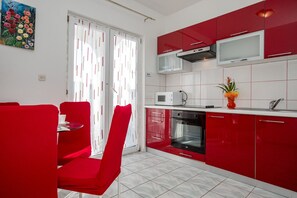 ثلاجة، فرن، موقد طهي مسطح، غسالة أطباق