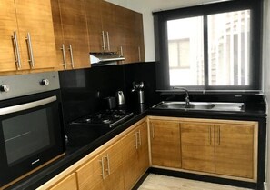 Frigorifero, forno, piano cottura, pentole/stoviglie/utensili