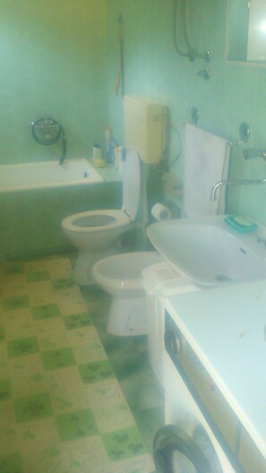 Tina, amenidades de baño gratuitas, secadora de cabello, batas 