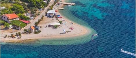 Una playa cerca