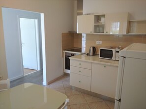 ثلاجة، ميكروويف، فرن، موقد طهي مسطح