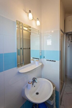 Shower, towels - Apartment in Rogoznica with Terrace, Air condition, WIFI (3338-3) (Rogoznica)
