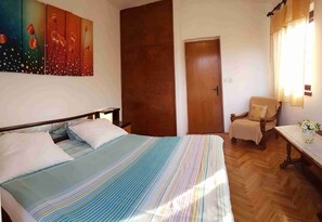 2 bedrooms, desk, iron/ironing board, free WiFi