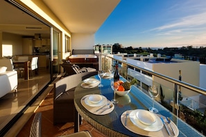 Outdoor dining - Premier nº 35 - Modern Two Bedroom Apartment with Sea Views (Ferragudo)