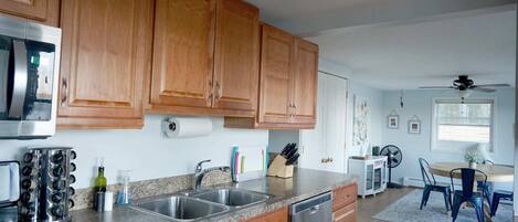 冷蔵庫、調理器具と食器