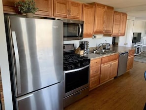 Fridge, cookware/dishes/utensils - Firefly Cottage (Lewiston)