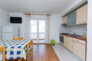 Réfrigérateur, un four, cafetière-théière, vaisselle et ustensiles