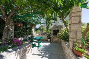 Outdoor dining - Apartment in Bol with Terrace, Air condition, WIFI, Dishwasher (155-4) (Bol)