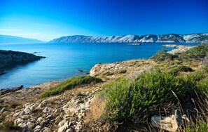Una spiaggia nelle vicinanze