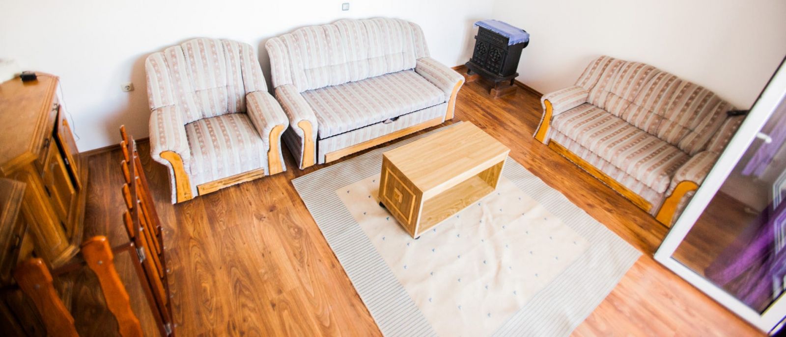 Una sala de estar con dos sofás, una mesa de centro y una chimenea.