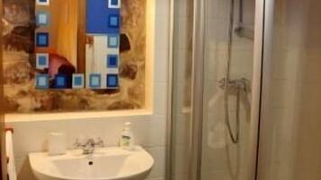 Een haardroger, handdoeken, zeep, toiletpapier