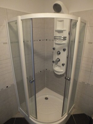 Douche, serviettes fournies