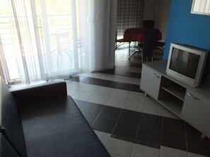 TV - Apartment in Umag with Seaview, Balcony, Air condition, WIFI (235-1) (Umag)